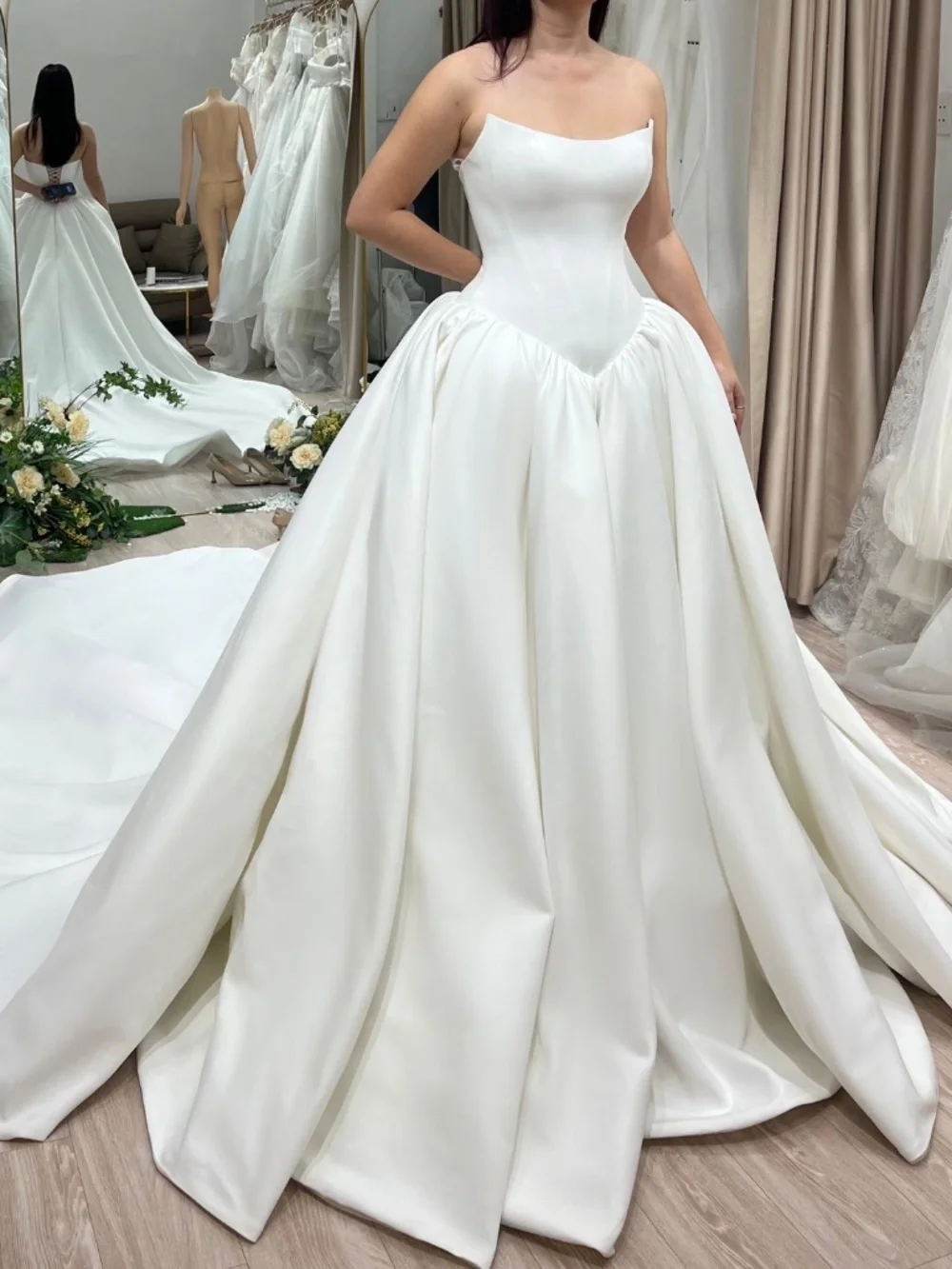 Stunning Custom Drop-Waist Basque Wedding Gown - Picture 4 of 6
